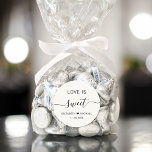 Sticker Rond L'Amour Est Une Crème Sucrée Mariage Faveur<br><div class="desc">Chic crème légère autocollant pour vos desserts de réception de mariage et les faveurs de bonbons avec "L'amour est doux" dans une typographie moderne simple et un script élégant avec des swashes,  vos prénoms unis par un coeur et votre date mariage.</div>