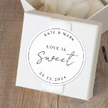 Sticker Rond L'amour minimaliste moderne est la faveur du maria<br><div class="desc">Des autocollants personnalisés pour le mariage avec "l'amour est doux" design moderne minimaliste noir et blanc.</div>