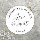 Sticker Rond L'Amour Noir Et Blanc Est Un Mariage Sucré Faveur<br><div class="desc">L'amour de mariage noir et blanc est un autocollant rond classique doux. Conçu par Thisisnotme©</div>