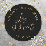 Sticker Rond L'Amour Noir Et Or Est Un Mariage Sucré Faveur<br><div class="desc">L'amour de mariage en noir et or est un autocollant rond classique doux. Conçu par Thisisnotme©</div>