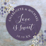 Sticker Rond L'Amour Violet Est Un Mariage Sucré Faveur<br><div class="desc">L'amour de mariage violet est un autocollant rond classique doux. Conçu par Thisisnotme©</div>