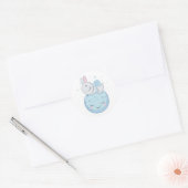 Sticker Rond Lapin Bleu assis sur une lune (Enveloppe)