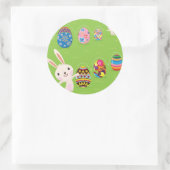 Sticker Rond Lapin de Pâques jouant avec des oeufs peints (Sac)