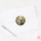 Sticker Rond Lapin léchant un lapin de Pâques en chocolat (Enveloppe)