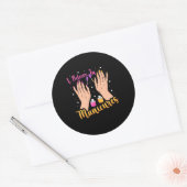 Sticker Rond L'Artiste Du Clou Croit Aux Manucures (Enveloppe)