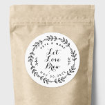 Sticker Rond Laurel Wreath Let Love Brew Wedding Favoriser<br><div class="desc">Des autocollants/étiquettes personnalisés pour le mariage,  portant l'inscription "Let Love Brew",  encerclés de couronne de laurier dessinée à la main. Personnalisez avec les noms des mariés et des mariés et des mariages pour une touche de style sur le café mariage/les haricots ou les faveurs du thé et les cadeaux.</div>