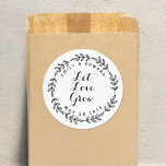 Sticker Rond Laurel Wreath Let Love Grow Wedding Favor<br><div class="desc">Étiquettes / autocollants de mariage circulaires personnalisés avec "Let Love Grow" encerclé dans une couronne de laurier dessinée à la main. Personnalisez avec le nom du marié et du marié/couple et la date du mariage. Parfait pour ajouter une touche de style aux emballages de cadeaux/cadeaux de mariage sur le thème...</div>