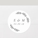 Sticker Rond Laurel Wreath Mariage Monogramme<br><div class="desc">Étiquettes / autocollants circulaires personnalisés avec une élégante couronne de laurier dessinée à la main. Personnalisez avec les initiales du couple/épouse et du marié/monogramme et la date du mariage. Ces stickers/étiquettes modernes et élégants sont parfaits pour ajouter une touche de style aux enveloppes mariages, invitations, cadeaux, faveurs, et plus encore!...</div>