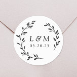 Sticker Rond Laurel Wreath Mariage Monogramme<br><div class="desc">Des autocollants de mariage personnalisés avec une couronne de style rustique et moderne dessinée à la main. Parfait pour décorer annonces mariages,  invitations,  cadeaux,  et plus encore !</div>