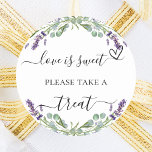 Sticker Rond Lavande eucalyptus mariage traitement faveur<br><div class="desc">Un élégant arrière - plan blanc décoré de fleurs de lavande et de verdure d'eucalyptus. Texte : L'amour est doux,  s'il vous plaît prenez un régal.</div>