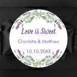 Sticker Rond lavande mariage eucalyptus L'amour est doux<br><div class="desc">Fond blanc. Texte mauve : L'amour est doux. Personnalisez et ajoutez vos noms et la date du mariage. Décoré de fleurs de lavande aquarellées et de verdure d'eucalyptus. Pour les faveurs sucrées comme le chocolat,  les biscuits.</div>