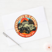 Sticker Rond L'Aventure À Quatre Roues Est Appelée Et Je Dois (Enveloppe)