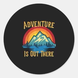 Sticker Rond L'aventure est dehors là Retro Sunset Mountains