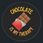 Sticker Rond Le chocolat est ma thérapie<br><div class="desc">Le chocolat est moins cher que la thérapie,  un design amusant pour tous les amateurs de chocolat. Faites un grand cadeau d'anniversaire,  de Noël et d'anniversaire pour tout le monde!</div>