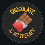 Sticker Rond Le chocolat est ma thérapie<br><div class="desc">Le chocolat est moins cher que la thérapie,  un design amusant pour tous les amateurs de chocolat. Faites un grand cadeau d'anniversaire,  de Noël et d'anniversaire pour tout le monde!</div>