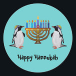Sticker Rond Le Hannukah choisi congelé<br><div class="desc">L'illustration graphique des pingouins appréciant le menorah de Hannukah s'allume.  Célébrez les miracles de Chanukah chacune des huit nuits !</div>
