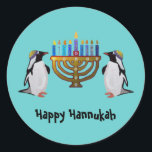 Sticker Rond Le Hannukah gelé choisi<br><div class="desc">Illustration graphique de pingouins profitant des lumières de Hannukah menorah. Célébrez les miracles de Chanoukah tous les huit nuits !</div>