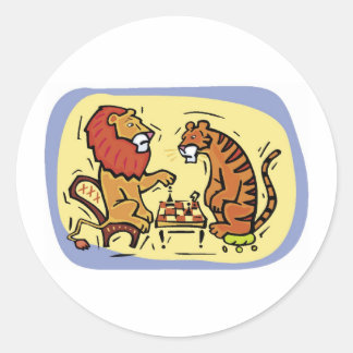 Sticker Rond Le lion et le tigre jouent aux échecs