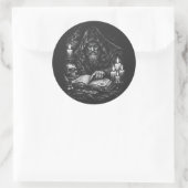Sticker Rond Le Magicien Étudiant le Grimoire — par BurnsInHell (Sac)