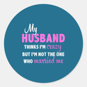 Sticker Rond Le mari de femmes pense fou mais pas celui qui