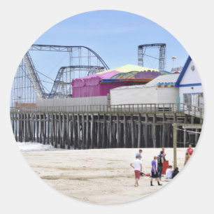 Sticker Rond Le rivage du Jersey aux tailles de bord de la mer