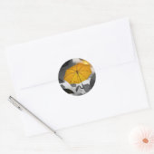 Sticker Rond Le soleil arrive, avalanche de parapluies (Enveloppe)