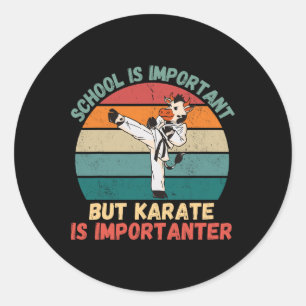 Sticker Rond L'École De Vache Rétro Est Important Karaté Est Im