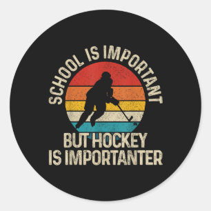 Sticker Rond L'École Est Importante, Mais Le Hockey Est Importa