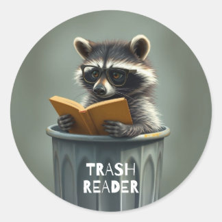 Sticker Rond Lecteur de déchets raton laveur lisant un livre