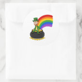 Sticker Rond Leprechaun de dessin animé assis sur une casserole (Sac)