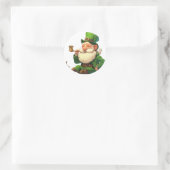 Sticker Rond Leprechaun souriant avec tuyau (Sac)