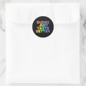 Sticker Rond Les mecs goûtent mieux Gay pride arc-en-ciel LGBTQ (Sac)