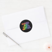 Sticker Rond Les mecs goûtent mieux Gay pride arc-en-ciel LGBTQ (Enveloppe)