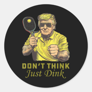 Sticker Rond Les Mens Pickle Ball ne pensent pas juste Dink Fun
