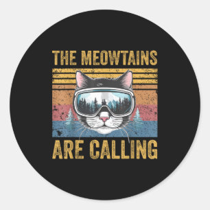Sticker Rond Les meowtains appellent un chat drôle de snowboard