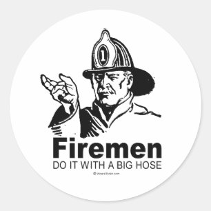 STICKER ROND LES POMPIERS LE FONT AVEC UN GROS TUYAU