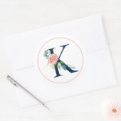 Sticker Rond Lettre monographie noire K avec fleurs roses (Enveloppe)