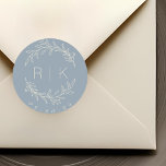 Sticker Rond Ligne Bleue Art Botanique Mariage de couronne Mono<br><div class="desc">Autocollants monogrammes mariages personnalisés avec élégante couronne botanique beige blanc dessinée à la main avec initiales du couple et date mariage sur arrière - plan bleu poussiéreux. Parfait pour le mariage,  sauvez les dates,  enveloppes,  emballages de mariage et plus encore.</div>