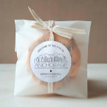 Sticker Rond Ligne Skyline d'ancrage | Accueil Mariage<br><div class="desc">Améliorez vos forfaits d'accueil mariages ou vos faveurs événementielles avec un ensemble personnalisé d'autocollants d'accueil ! Ces autocollants élégants et minimes sont conçus pour un mariage qui se déroule dans la belle ville d'Anchorage. Elles disposent d'une ligne d'horizon moderne et décorée du nom de la ville intégrée en dessous. Tous...</div>