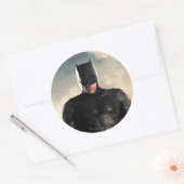 Sticker Rond Ligue de Justice | Batman Sur Le Champ De Bataille (Enveloppe)