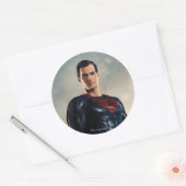 Sticker Rond Ligue de Justice | Superman Sur Le Champ De Batail (Enveloppe)