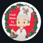 Sticker Rond Little Boy Chef Christmas<br><div class="desc">* Biscuits en pain d'épice, sucres de canne et faucilles pour les cadeaux de vacances (tous peuvent être redimensionnés, déplacés ou enlevés. * Utilisation pour l'étiquetage des cadeaux de Noël faits maison, pour l'artisanat, la décoration, la réservation de ferraille ou des projets do-it-yourself. * Ajoutez le nom de votre enfant...</div>