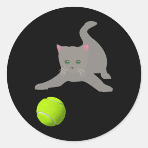 Sticker Rond Little Kitten Jouant Avec Un Chat À Balle De Tenni