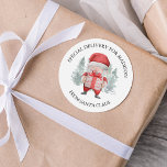 Sticker Rond Livraison spéciale de Père Noël Kids Christmas<br><div class="desc">Des autocollants de Noël pour enfants avec un arrière - plan blanc minimaliste,  des pins d'aquarelle élégants,  des santa claus tenant un cadeau,  et un modèle texte pour vous de personnaliser.</div>