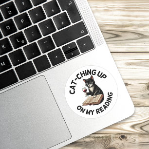 Sticker Rond Livre Drôle de Chat qui Boit en Lisant