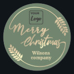 Sticker Rond Logo Calligraphie Merry Christmas botanique couron<br><div class="desc">Calligraphie minimaliste de la couronne botanique Joyeux design de Noël. Composition de couleurs sophistiquée et artistique. Une oeuvre d'art graphique moderne et unique faite pour vous. Vous pouvez customiser ce produit en ajoutant votre propre nom surnom ou monogramme, ou en modifiant le texte. Cadeaux parfaits pour les amateurs de design...</div>