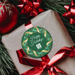 Sticker Rond Logo d'entreprise personnalisé Green Christmas Wre<br><div class="desc">Cette belle marque cadeau de Noël d'entreprise est faite sur mesure avec votre logo d'entreprise dans une couronne festive de baies vitrées avec l'emballage en or de la guirlande sur un arrière - plan vert. Étiquettes de vacances contemporains pour votre client ou employé d'entreprise présente.</div>