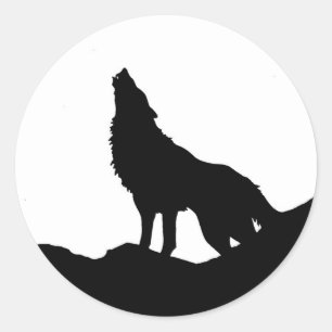 Sticker Rond Loup solitaire debout sur une colline