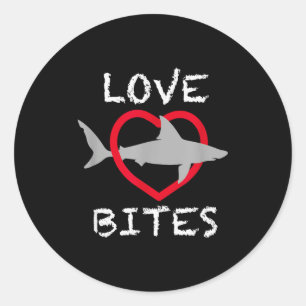 Sticker Rond Love Bites - Saint-Valentin avec requin et cœur dr