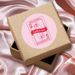 Sticker Rond Lucky In Love Rose & Red Bachelorette Favoriser<br><div class="desc">Ajoutez une touche de charme à vos faveurs de bachelorette avec nos stickers de fête de bachelorette "Lucky in Love" ! Dotés d'une reine de coeur enchanteresse et d'une femme dessinée à la main, ces autocollants rayonnent d'élégance et d'excitation dans des teintes roses et rouges vibrantes. Parfaits pour décorer les...</div>